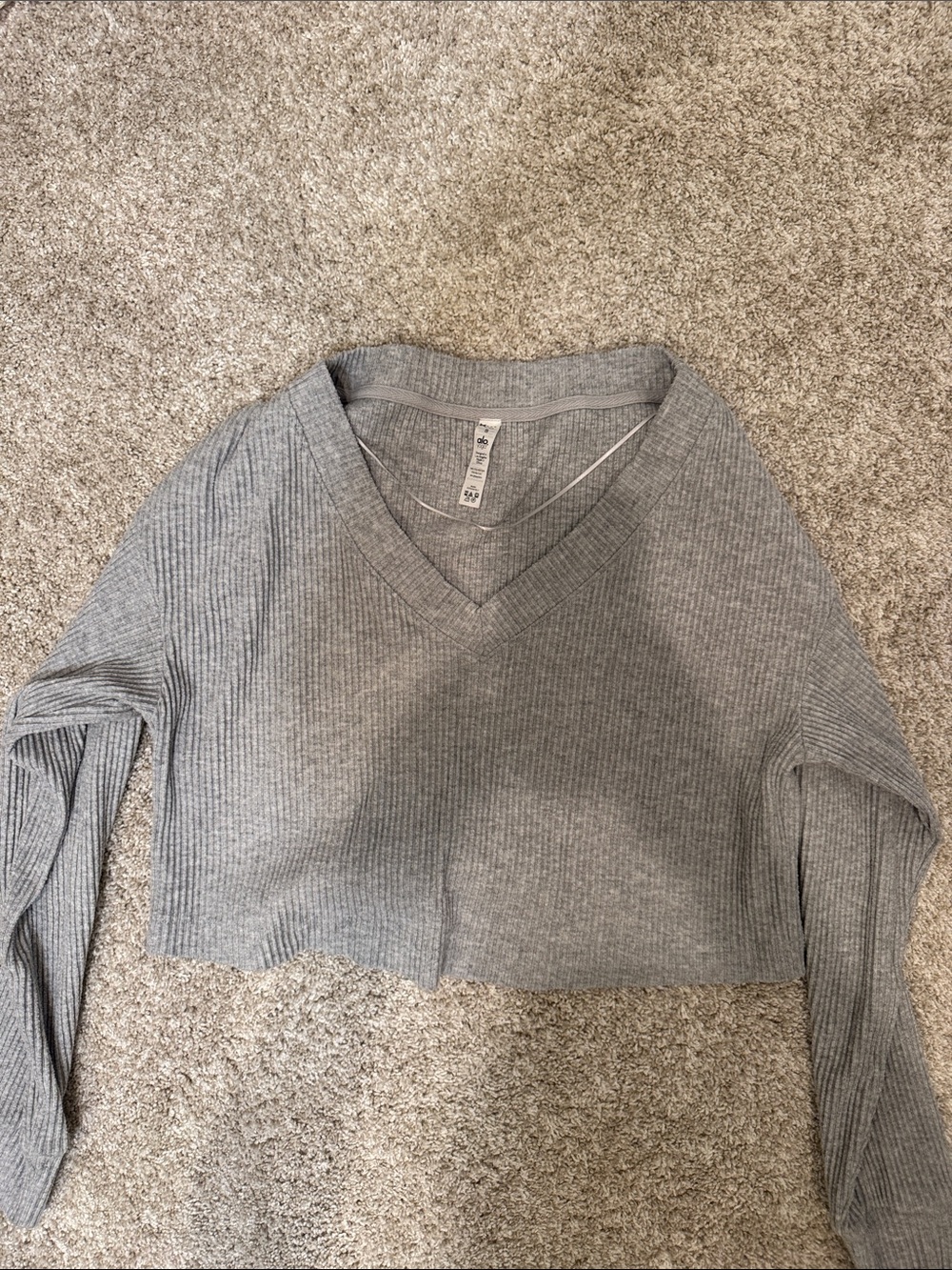 ALO Yoga Ribbed Cropped V‑Neck Long Sleeve Top - Gray